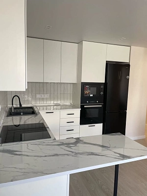 Установили гарнитур с матовыми фасадами в духе минимализма фото 4