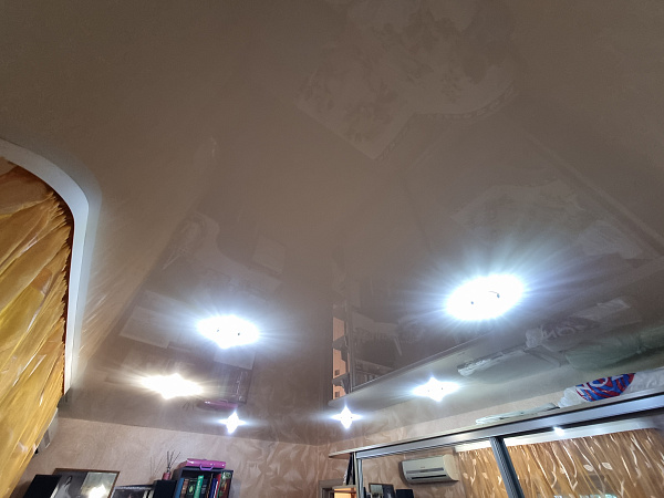 Повесили глянцевые потолки во всех комнатах в частном доме фото 2