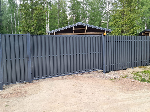 Графитовые ворота с калиткой и автоматическим управлением для загородного дома фото 1