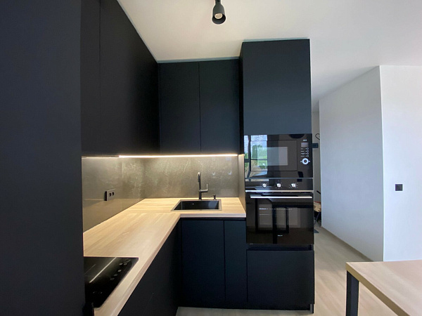 Изготовили черную матовую кухню в минималистичном дизайне фото 4