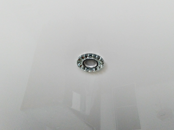 Натяжной потолок со встроенными спотами и люстрой в спальне площадью 24 кв. м. фото 2