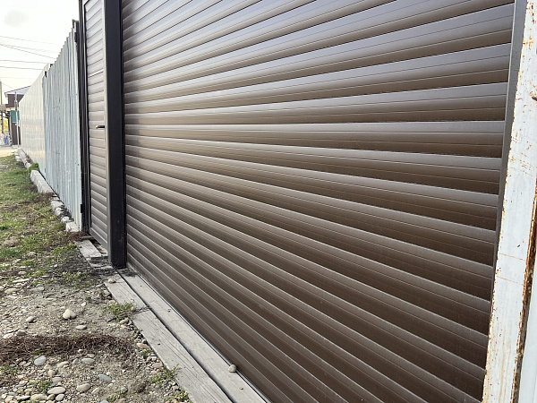 Гаражные ворота с подъемным механизмом и калитка фото 2