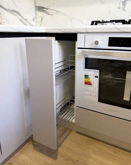 П-образный функциональный гарнитур для маленькой кухни фото 4