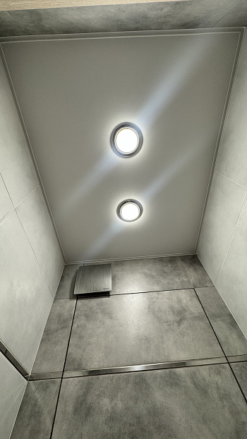 Матовый натяжной потолок в «домик неизвестного архитектора» фото