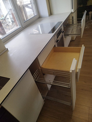 Прямая белая кухня в частный дом с установкой и комплектацией техникой под ключ фото 6