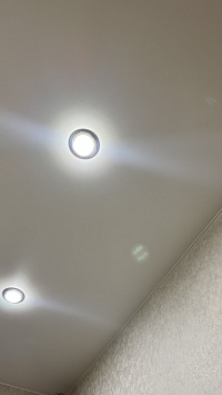 Белый натяжной потолок из сатина с мягким рассеиванием света фото 2