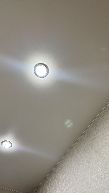 Белый натяжной потолок из сатина с мягким рассеиванием света фото 2