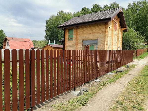 Комбинированный забор из евроштакетника и сетки рабица фото 2