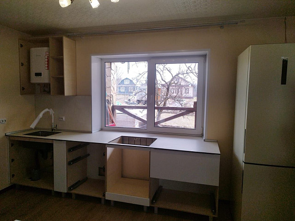 Прямая белая кухня в частный дом с установкой и комплектацией техникой под ключ фото 1