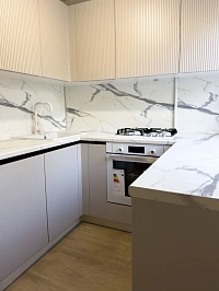 П-образный функциональный гарнитур для маленькой кухни фото 6