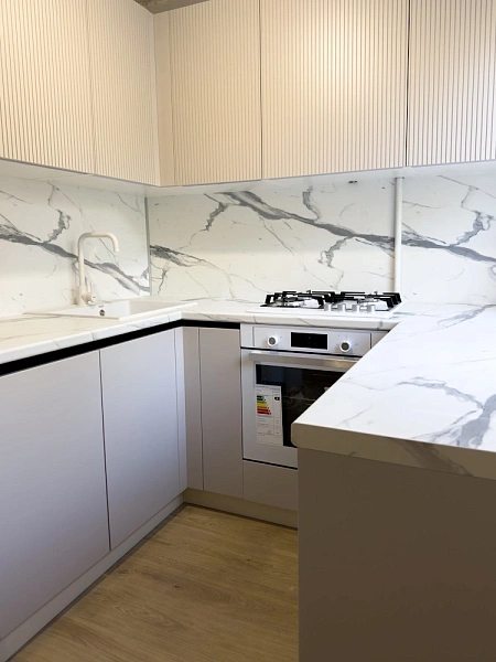 П-образный функциональный гарнитур для маленькой кухни фото 6