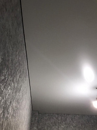 Парящий натяжной потолок с матовым полотном белого цвета фото 2