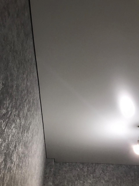 Парящий натяжной потолок с матовым полотном белого цвета фото 2