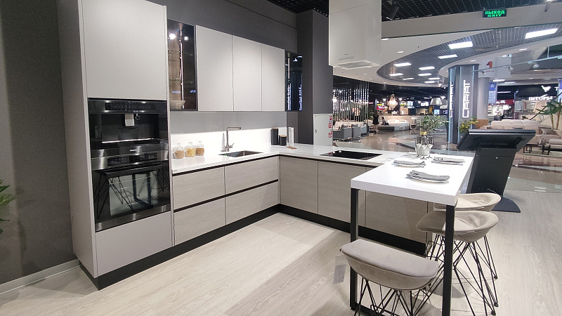 Кухня с витринами из стекла с подсветкой  фото 1