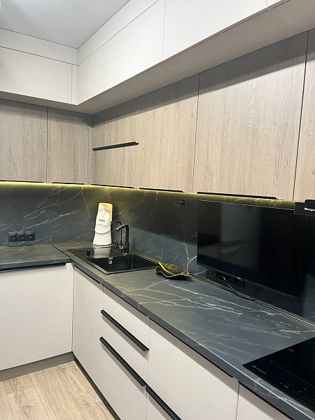 Белый гарнитур «Софт-Венге» со встраиваемой техникой и утопленной зоной готовки фото 7