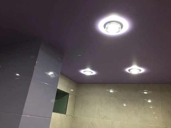 Цветной матовый потолок в санузел фото 2