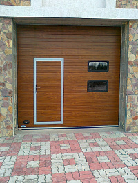 Секционные гаражные ворота под дерево со встроенной калиткой фото 3