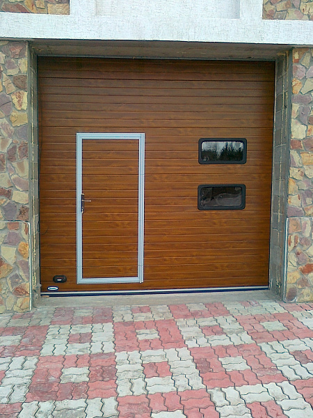 Секционные гаражные ворота под дерево со встроенной калиткой фото 3