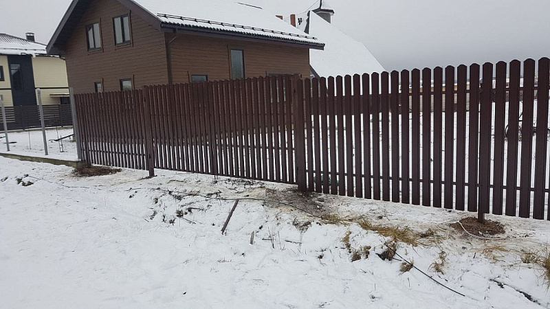 Монтаж забора из евроштакетника в г. Высоцск, темно-коричневый цвет фото 3