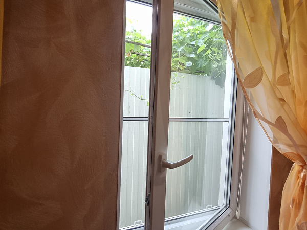 Замена старого одностворчатого пластикового окна на новое из профиля Aluplast фото 2