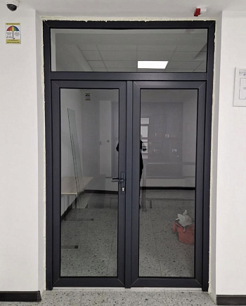 Остеклили коридор в офисном здании фото