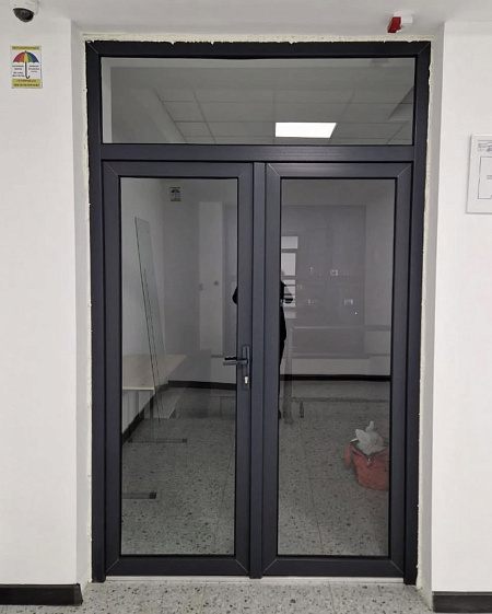 Остеклили коридор в офисном здании фото 1