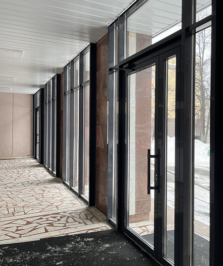 Остекление входной группы школы фото 4