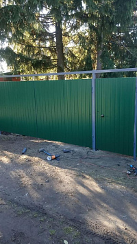 Установили забор из профнастила с полимерным покрытием высотой - 1,8 м фото 1