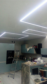 Выполнили потолки со встроенными световыми линиями и спотами в квартире площадью 57 м2  фото 2