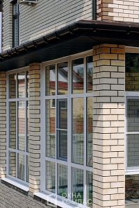 Остекление крытой веранды, встроенной в коттедж фото 6