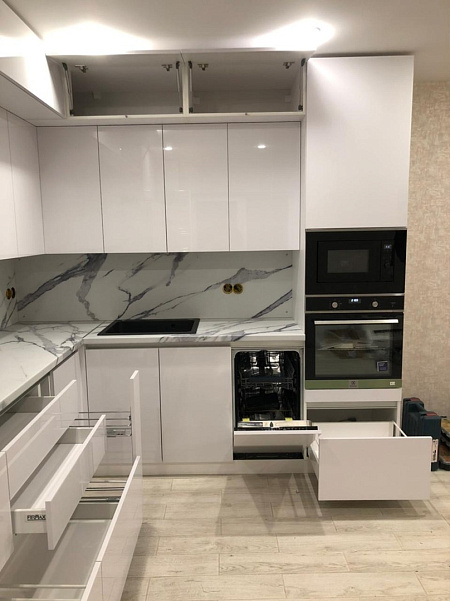 Сдали заказчику кухонный гарнитур в премиальной комплектации благородного белого цвета фото 4