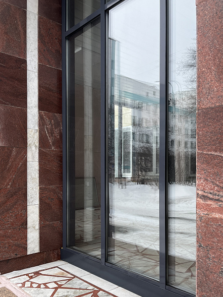 Остекление входной группы школы фото 6