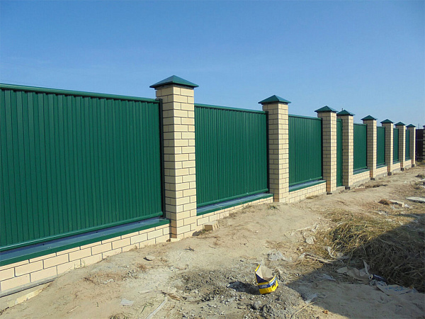 Завершили работу над комбинированным забором из профнастила на кирпичных столбах фото 2