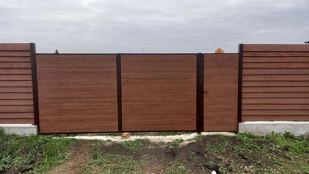 Установка распашных ворот с деревянными жалюзи фото