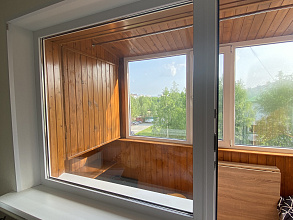 Остеклили балконный блок ПВХ окнами на базе профиля VEKA фото 4