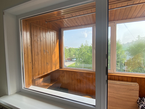 Остеклили балконный блок ПВХ окнами на базе профиля VEKA фото 4