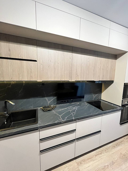 Белый гарнитур «Софт-Венге» со встраиваемой техникой и утопленной зоной готовки фото 6