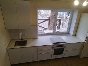 Прямая белая кухня в частный дом с установкой и комплектацией техникой под ключ фото 9