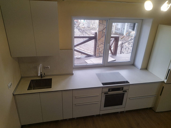 Прямая белая кухня в частный дом с установкой и комплектацией техникой под ключ фото 9