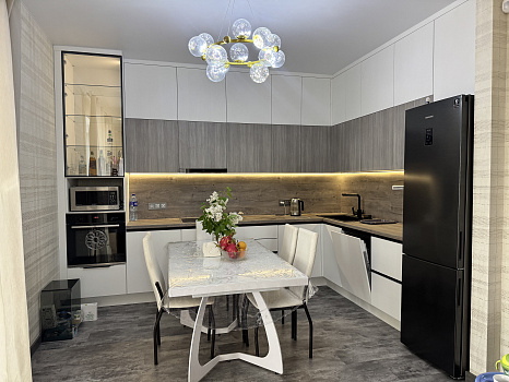 Завершили монтаж угловой кухни со стеклянным атриумом фото