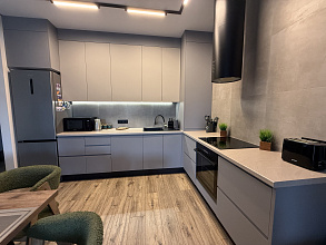 Г-образная кухня со встраиваемой техникой фото 7