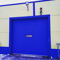 Установили промышленные ворота на автомойку фото 1