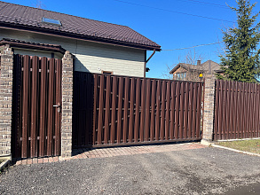 Откатные ворота с заполнением двойным металлическим штакетником фото 5