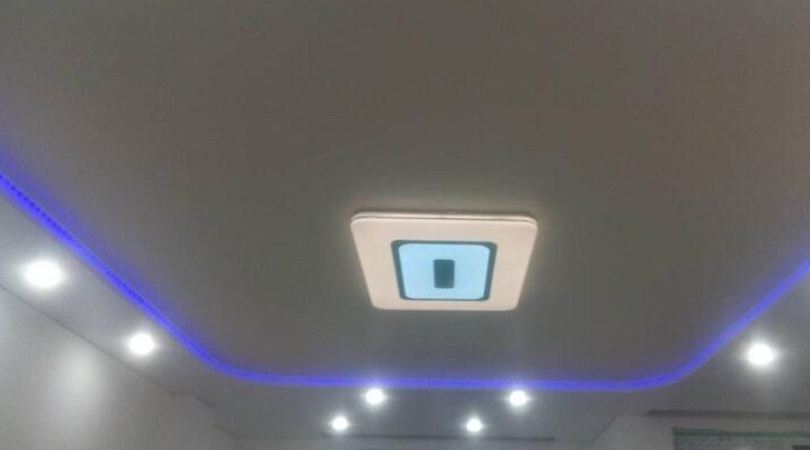 Установили двухуровневый потолок в гостиной площадью 20 м2 фото 1