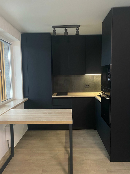 Изготовили черную матовую кухню в минималистичном дизайне фото 7