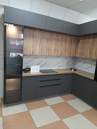 Кухонный гарнитур в стиле современного модерна, в темных тонах и со стеклянной тонированной витриной фото 4