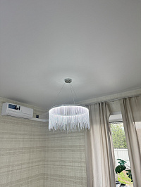 Замена натяжного потолка в гостиной комнате фото 1