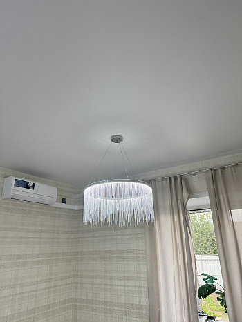 Замена натяжного потолка в гостиной комнате фото