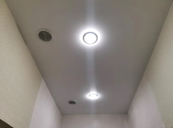 Белый глянцевый натяжной потолок в однокомнатной квартире фото 1