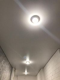 Парящий натяжной потолок с матовым полотном белого цвета фото 1